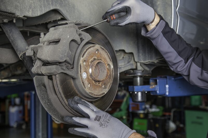 brake disc, workshop, automobile, service, mechanic, technology, vehicle, screws, repair, screwdriver, car, towing, damage, inspection, car wallpapers, brake disc change, brake change, brake shoes, brake pads, brake lining, auto repair shop